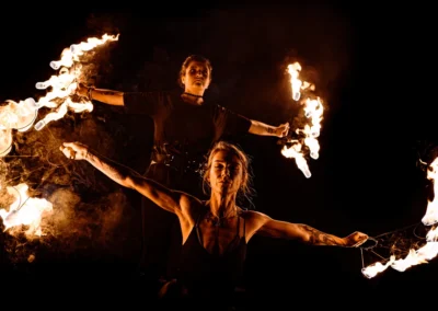 ohňová show, noční vystoupení — artista s rozpaženýma rukama, fotograf akcí | Jana H Foto