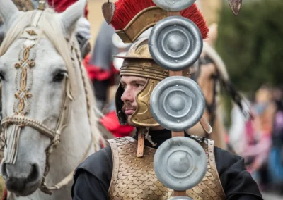 svatomartinský průvod v Blansku — detail přilby, fotograf akcí | Jana H Foto