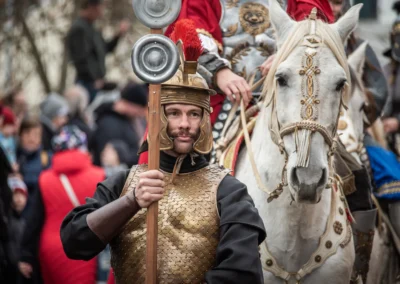 svatomartinský průvod v Blansku — legionář s odznakem, fotograf akcí | Jana H Foto