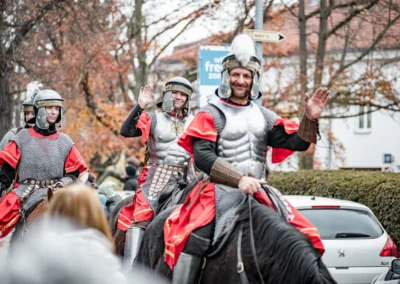 svatomartinský průvod v Blansku — legionáři zdraví diváky, fotograf akcí | Jana H Foto