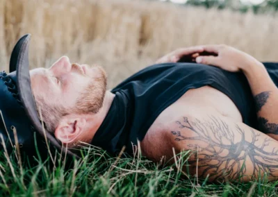 charismatický mužský portrét — v trávě, portrétní fotografka | Jana H Foto