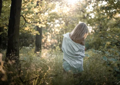 glamour focení — bílá košile v trávě, glamour fotografka | Jana H Foto