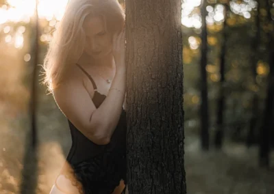 glamour focení — u kmene stromu, glamour fotografka | Jana H Foto