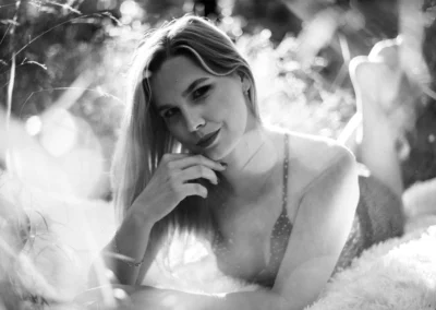 glamour focení — černobílý portrét, glamour fotografka | Jana H Foto