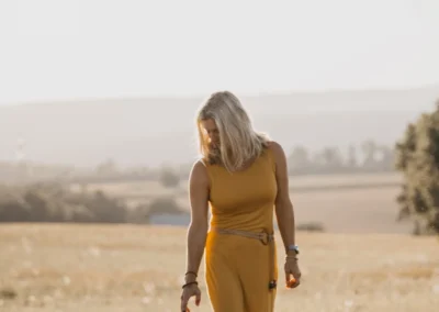 Žena jde loukou se psem | Jana H Foto
