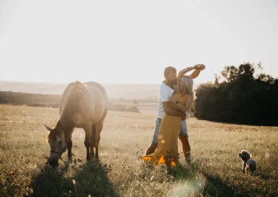 Pár se objímá na louce, kůň a pes kolem | Jana H Foto