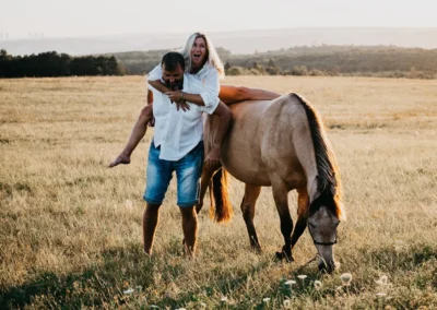 Pár se smíchem u koně na louce | Jana H Foto