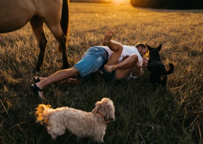 Žena leží v trávě se psy | Jana H Foto