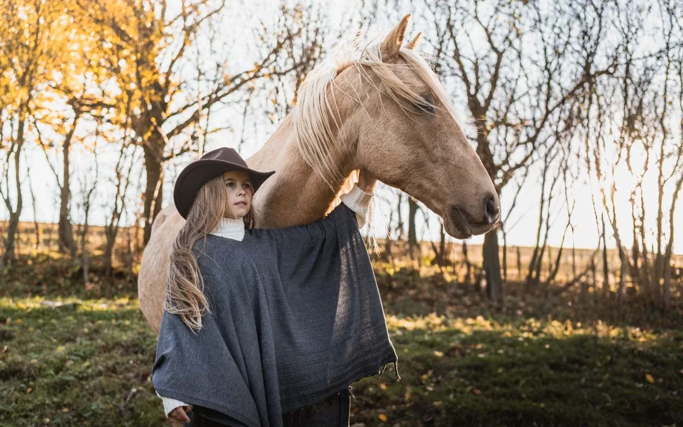 Dívka s koněm na podzim