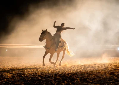 Jezdec s rozpaženýma rukama v protisvětle, galashow Kůň Pátý Element | Jana H Foto
