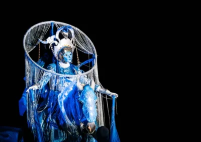 Postava v modrém kostýmu s čelenkou na koni, galashow Kůň Pátý Element | Jana H Foto