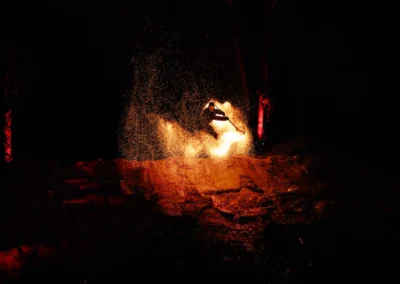 Hořící kruh a postava v jiskrách, galashow Kůň Pátý Element | Jana H Foto