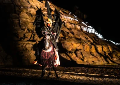 Jezdec na vzpínajícím se koni před skalní kulisou, galashow Kůň Pátý Element | Jana H Foto