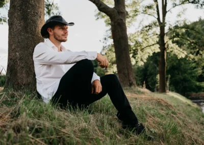 Muž v bílé košili sedí u stromu, charismatický mužský portrét | Jana H Foto