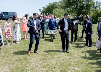 kolečko plné ledu s nápoji, svatební fotografka | Jana H Foto