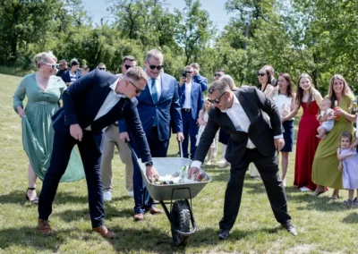 rozdávání nápojů hostům, svatební fotografka | Jana H Foto