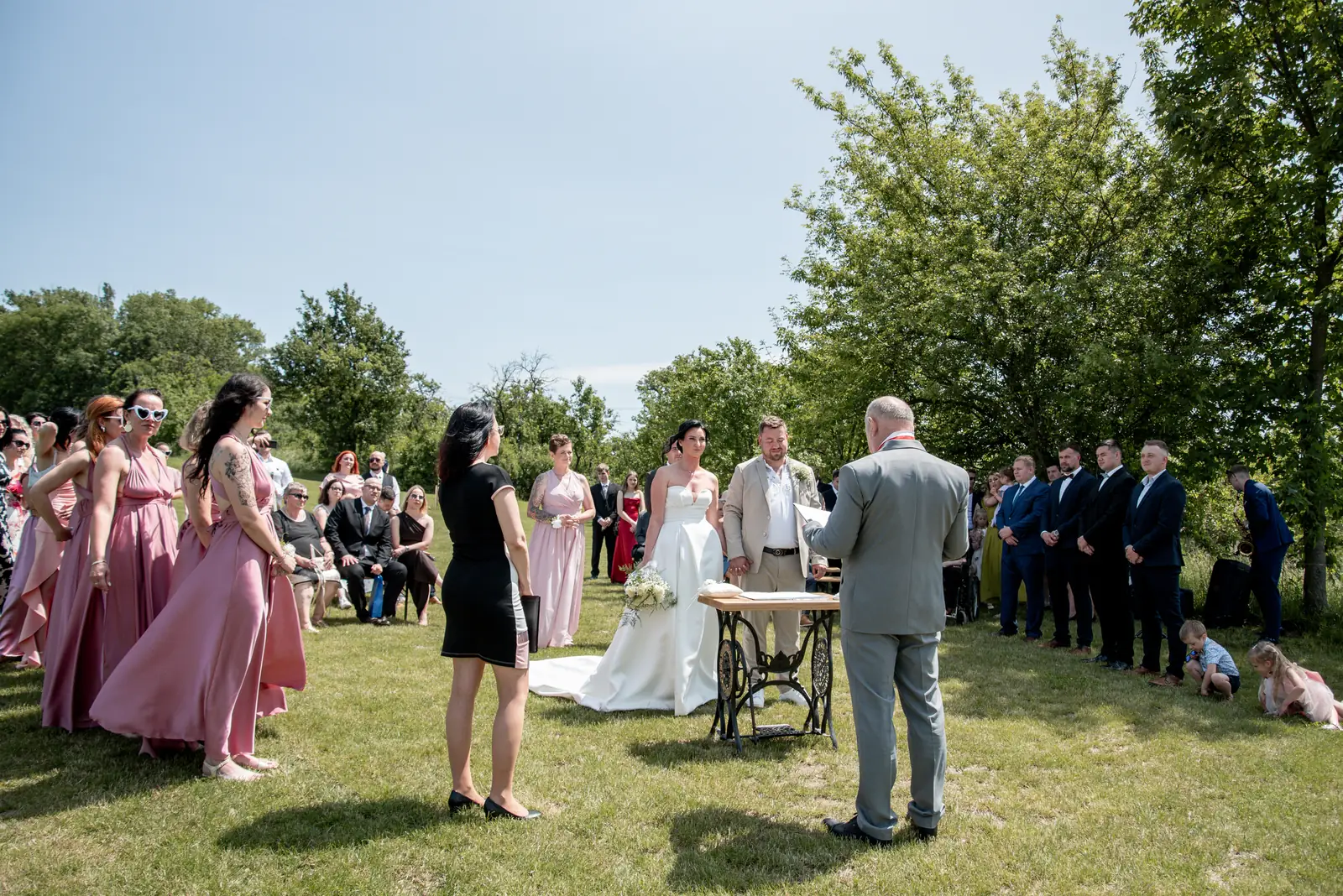 Svatební obřad na louce u rybníka
