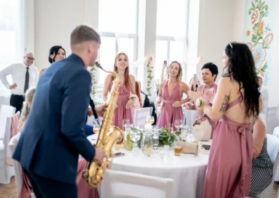 saxofonista u stolu, svatební fotografka | Jana H Foto