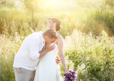 novomanželé ve vysoké trávě za zlaté hodinky, svatební fotografka | Jana H Foto