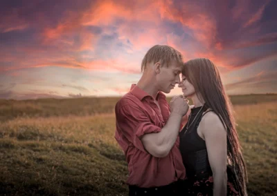 Pár čelo na čele při západu slunce | Jana H Foto