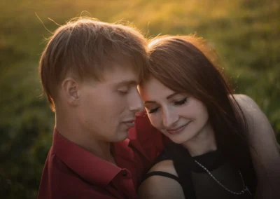Pár s hlavami u sebe v podvečerním světle | Jana H Foto
