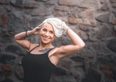 portrétní focení — portrét u kamenné zdi, portrétní fotografka | Jana H Foto