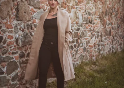 portrétní focení — žena v kabátě u zdi, portrétní fotografka | Jana H Foto