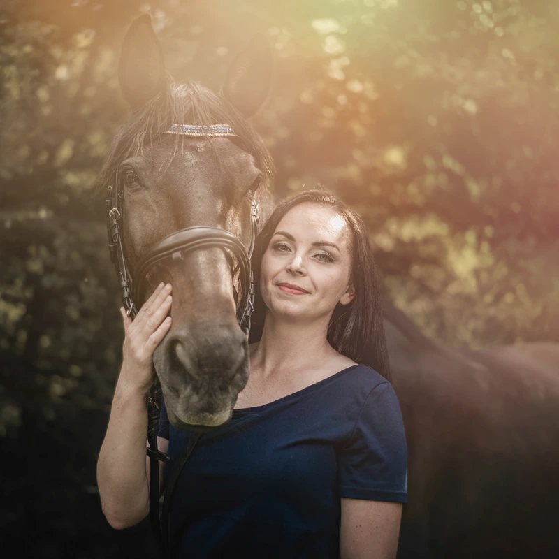 Tamara s koněm při rodinném focení