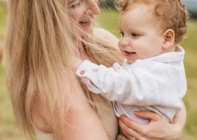 Maminka drží kluka v náručí, rodinné focení | Jana H Foto