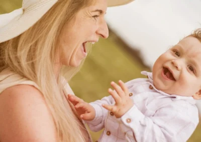Maminka v klobouku na letní louce, rodinný fotograf | Jana H Foto