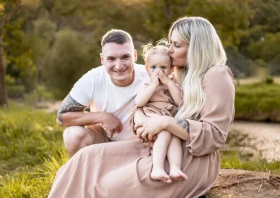 Táta drží dceru, maminka vedle | Jana H Foto