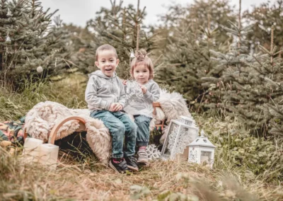Rodina u vánočních stromků | Jana H Foto