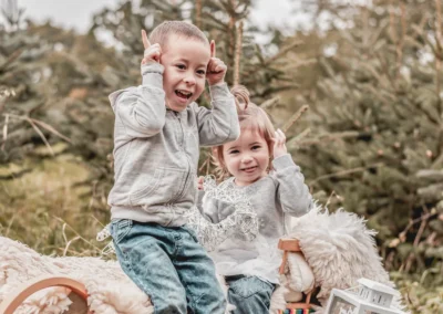 Rodina s dětmi na plantáži stromků | Jana H Foto