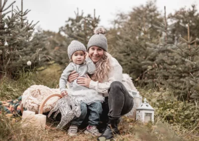 Sourozenci mezi vánočními stromky | Jana H Foto