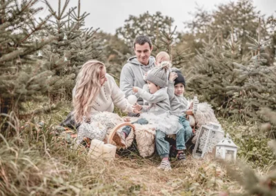Holčička s lucernou u stromků | Jana H Foto