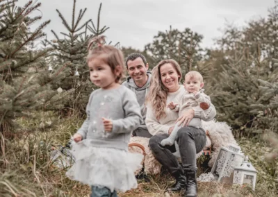 Táta drží miminko, vánoční focení | Jana H Foto