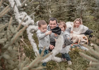 Rodina mezi větvemi stromků | Jana H Foto
