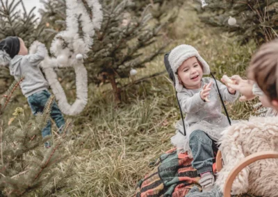 Chlapec v čepici u vánočního stromku | Jana H Foto