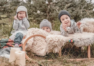 Maminka s dětmi na kožešině | Jana H Foto
