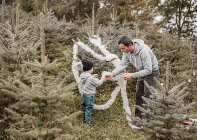 Sourozenci si podávají girlandu | Jana H Foto