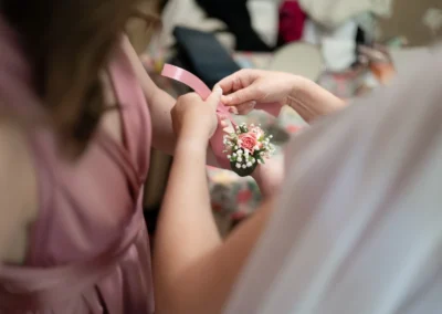 Připínání korsáže z pivoněk | Jana H Foto