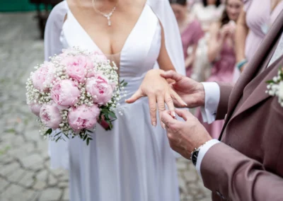 Svatební kytice z pivoněk a snubní prsten | Jana H Foto