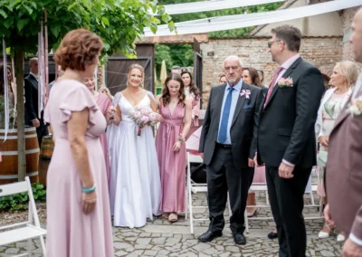 Svatebčané na nádvoří Staré prádelny | Jana H Foto
