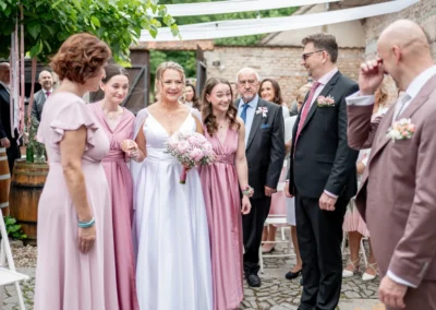 Společná fotka novomanželů se svatebčany | Jana H Foto