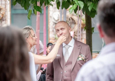 Novomanželé se krmí svatebním dortem | Jana H Foto