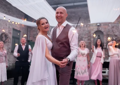 Novomanželé s hosty na večerní zábavě | Jana H Foto