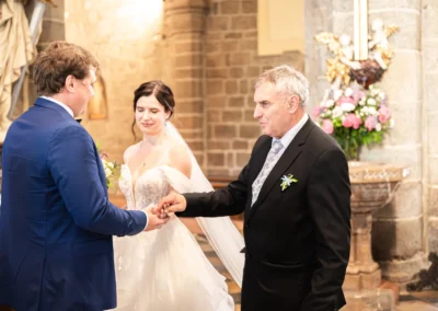 Svatba Vojty a Monči — obřad v bazilice svatého Prokopa, svatební fotografka | Jana H Foto