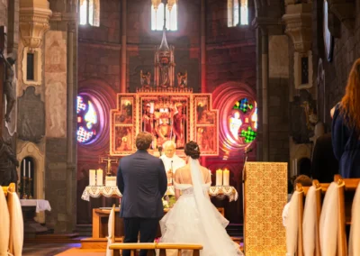 Svatba Vojty a Monči — obřad v bazilice svatého Prokopa, svatební fotografka | Jana H Foto