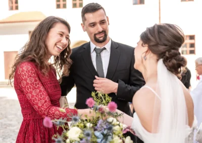 Svatba Vojty a Monči — gratulace po obřadu, svatební fotografka | Jana H Foto