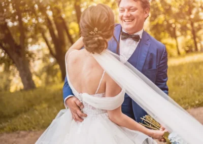 Nevěsta zezadu s vlečkou, svatební fotografka | Jana H Foto